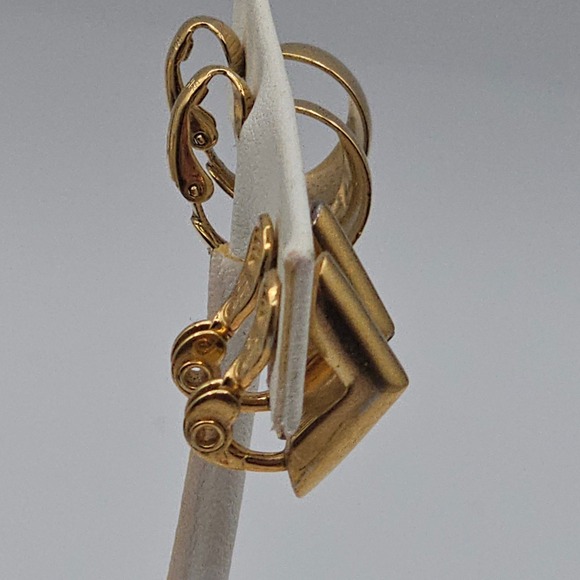 VTG Trifari + Monet Gold Tone Clip-On Earrings Stmt Elegant Classy Style Fashion - Picture 7 of 15